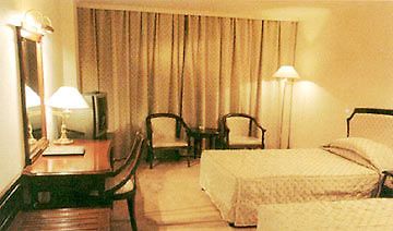 Golden Bridge Hotel Lhasa Bagian luar foto